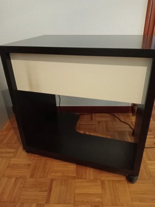 Mesa de ordenador wengue con ruedas