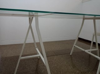 Mesa de cristal con base blanca