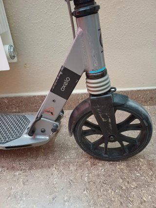 Patinete clásico gris y negro