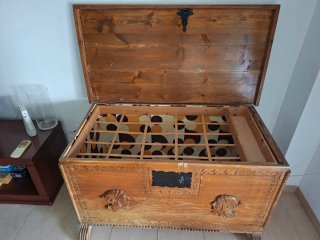 Baul antiguo grande de madera y metal