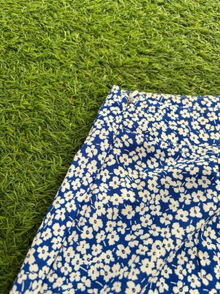 Falda larga floral azul y blanca