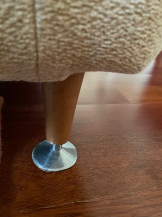 Sofá de 4 plazas beige. Respaldo de plumas