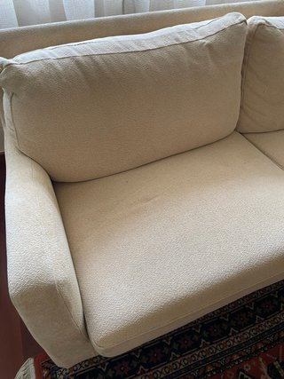 Sofá de 4 plazas beige. Respaldo de plumas
