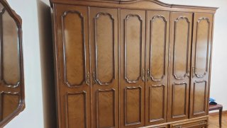Dormitorio completo con cómoda, y espejo