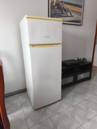 Nevera mediana blanca