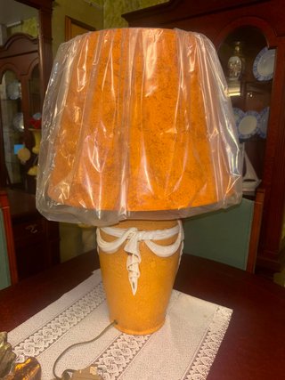 Lámpara Peralta de cerámica naranja y blanca