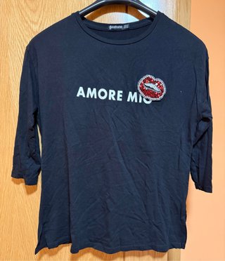 Camiseta negra Stradivarius con labios