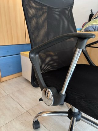 Silla de oficina ergonómica negra