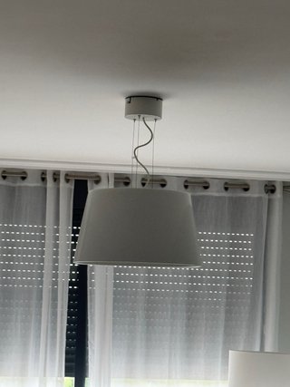 Lámpara de techo gris y blanca