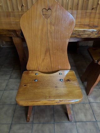 Tavolo in legno di cedro grezzo