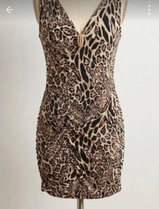 Vestido estampado leopardo con detalle joya