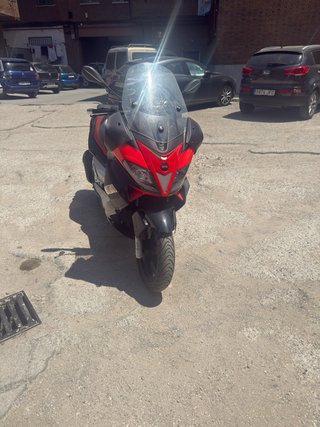 Aprilia SR 300 Maxi Scooter
