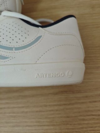 Deportivas blancas y azules