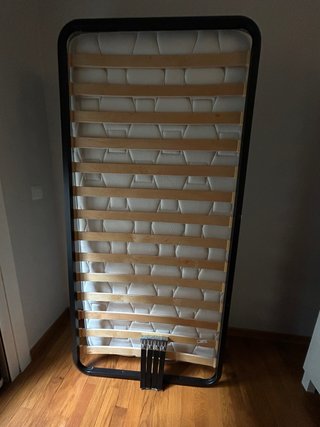 Cama individual metálica y de madera