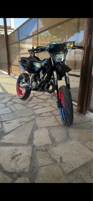 Moto Supermotard Negra rosa y azul