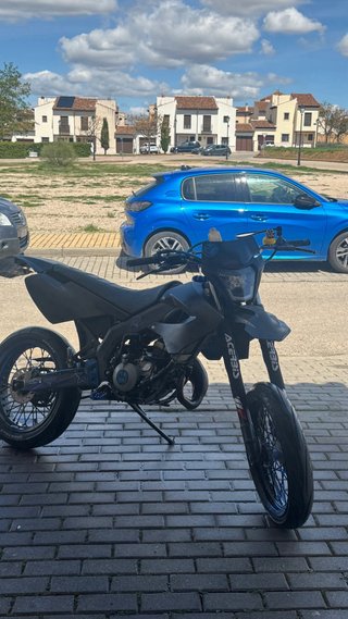 Moto Supermotard Negra rosa y azul