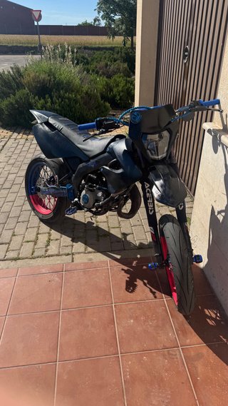 Moto Supermotard Negra rosa y azul
