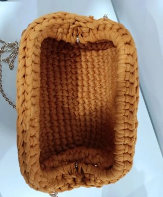Bolso de crochet color mostaza muy de moda