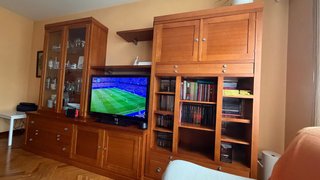 Mueble de salón madera y cristal. URGE POR MUDANZA