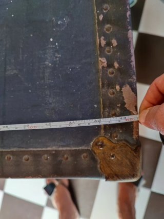 Antico baule blu con dettagli oro