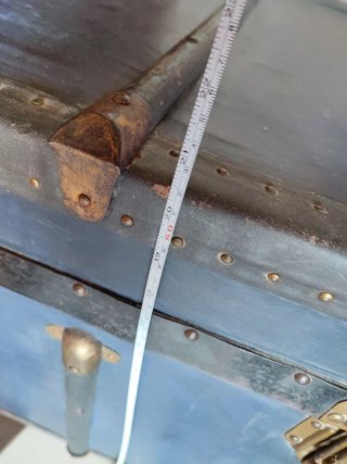 Antico baule blu con dettagli oro