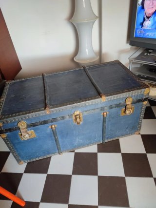 Antico baule blu con dettagli oro