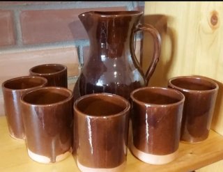 Jarra y 6 vasos barro esmaltado marrón