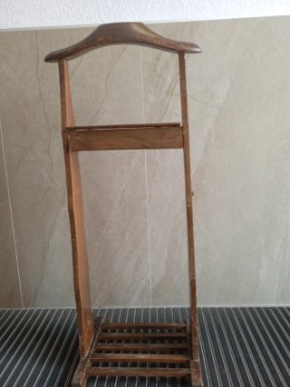 Perchero de madera para trajes