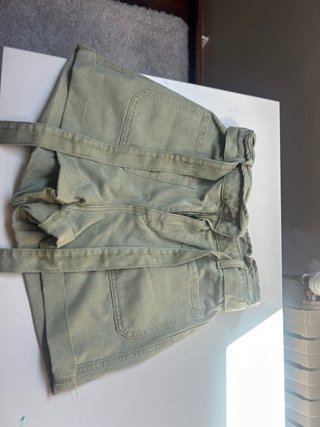 Shorts de mujer verde con cinturón