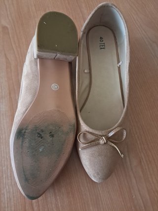 Zapatos planos beige con lazo