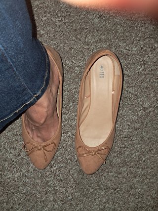 Zapatos planos beige con lazo