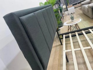 Cama moderna con cabecero acolchado