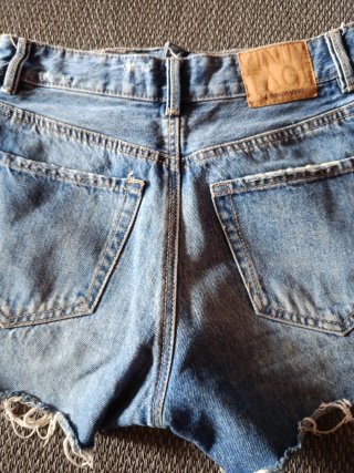 Short vaquero chica joven