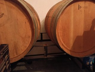 2 Toneles de vino de 3 años con  soporte roble fra