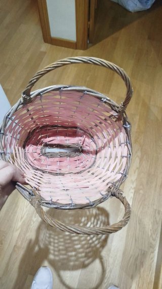 Cesta de mimbre rosa con asas