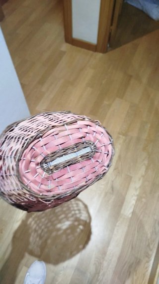 Cesta de mimbre rosa con asas