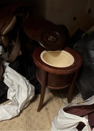 Retrete antiguo de madera con tapa