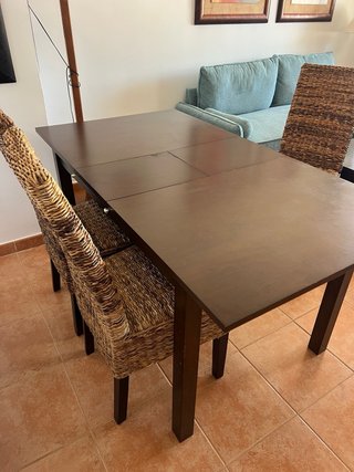 Mesa y 4 sillas comedor ratán