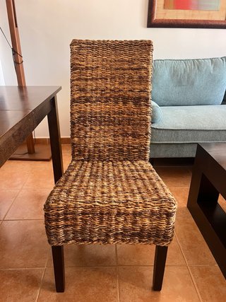 Mesa y 4 sillas comedor ratán