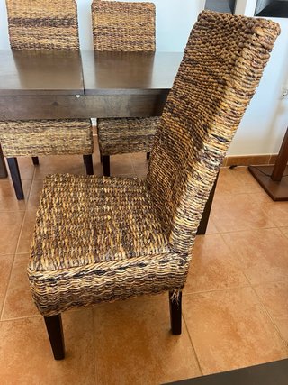 Mesa y 4 sillas comedor ratán