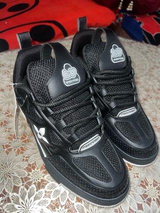 Zapatillas Louis Vuitton Negras y Blancas