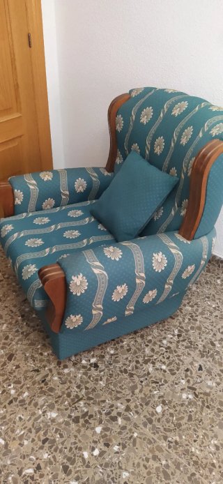 Sillón tapizado azul verdoso con cojín