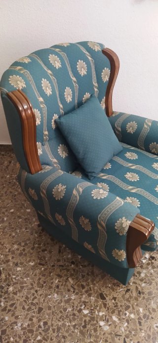 Sillón tapizado azul verdoso con cojín