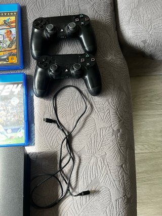 PS4 (PlayStation 4) Negra + Juegos y Mandos
