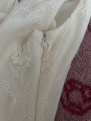 Vestido midi bordado cóctel crema