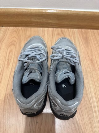 Zapatillas Asics grises y plateadas