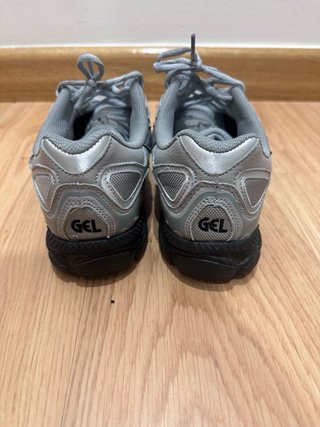 Zapatillas Asics grises y plateadas