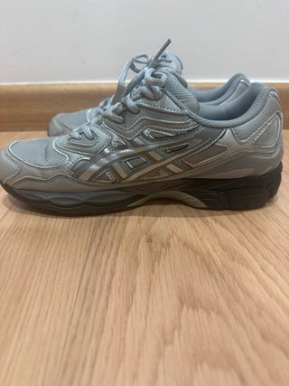 Zapatillas Asics grises y plateadas