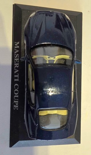 Maserati Coupe 2002 escala 1/43