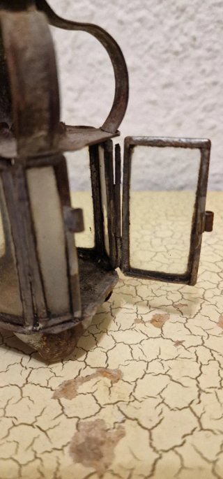 Farolillo antiguo de metal y cristal